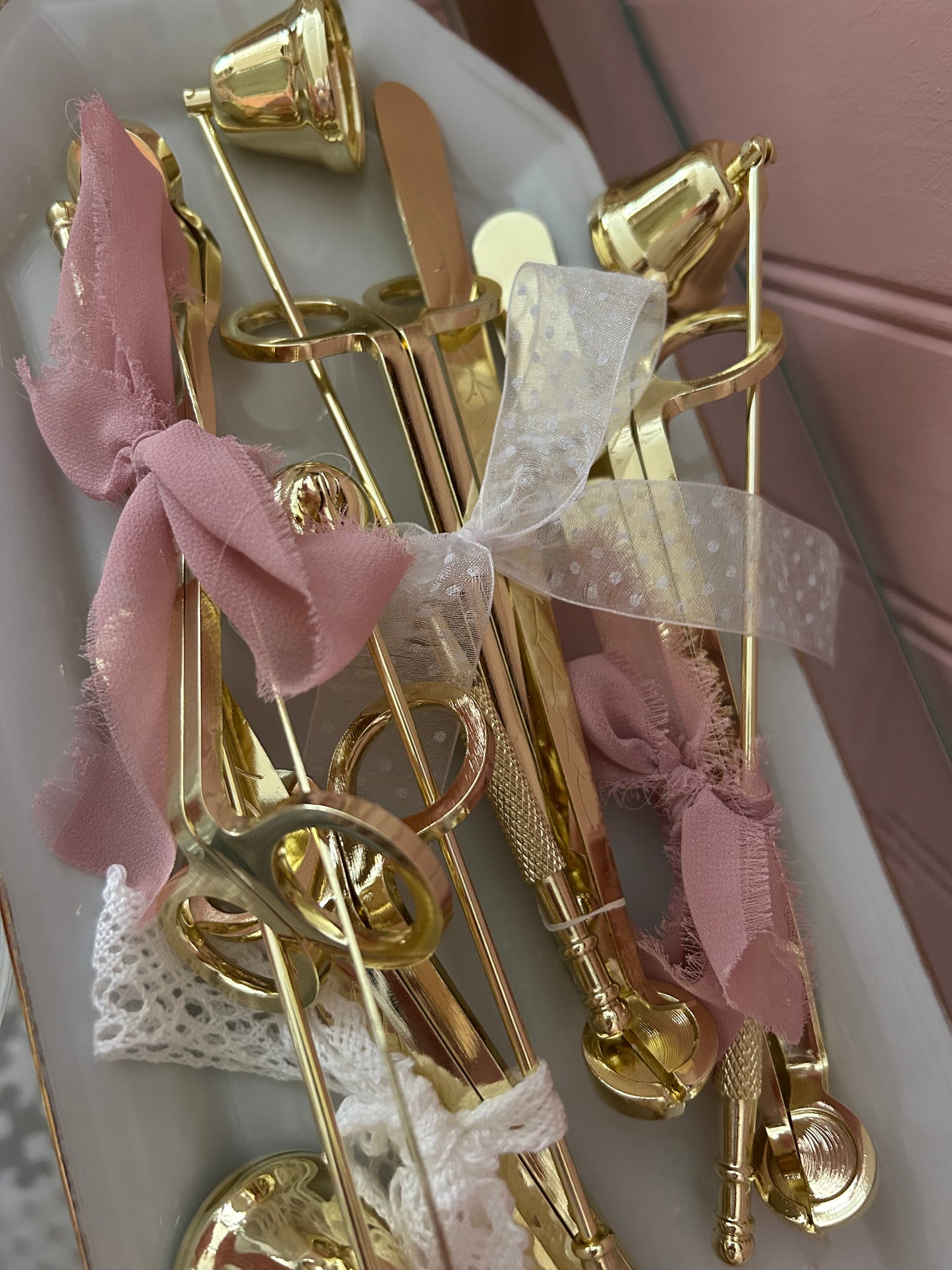 Parure Dorée pour Bougies — Trio de Soin Élégant